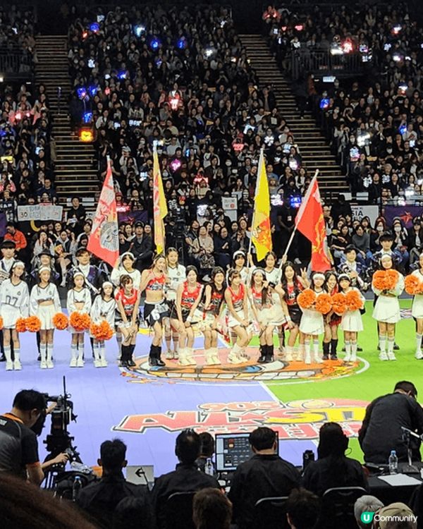 適逢聖誕節，香港今年搞搞新意思，醬油桶改造成一棵聖誕樹造型，...