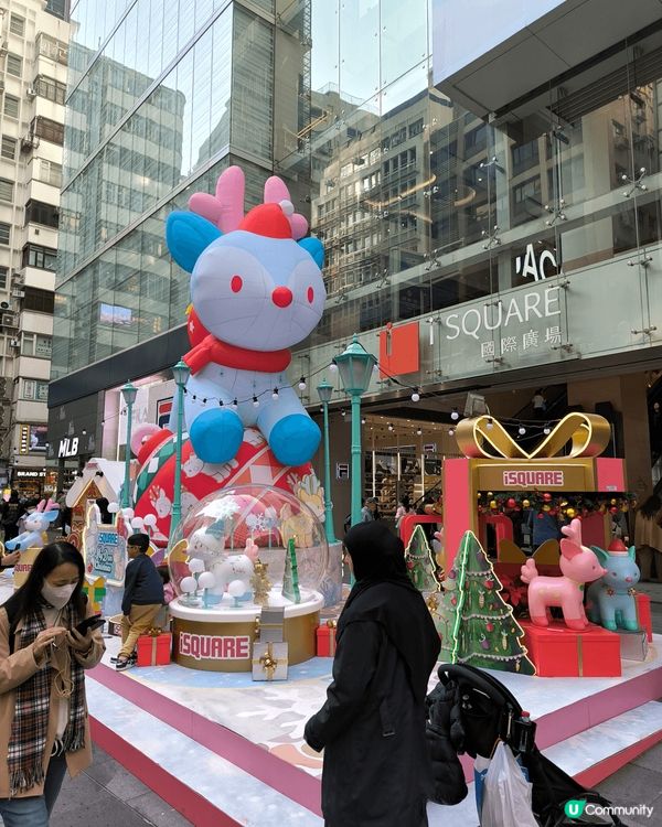 適逢聖誕節，香港今年搞搞新意思，醬油桶改造成一棵聖誕樹造型，...