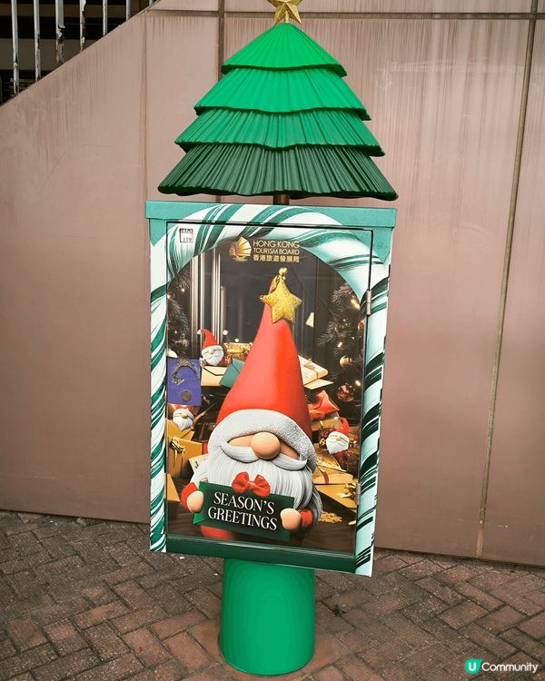 適逢聖誕節，香港今年搞搞新意思，醬油桶改造成一棵聖誕樹造型，...