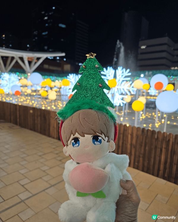 成條星光隧道，華麗感滿滿！旁邊簡簡單單的雪花圖案及球型燈又出...