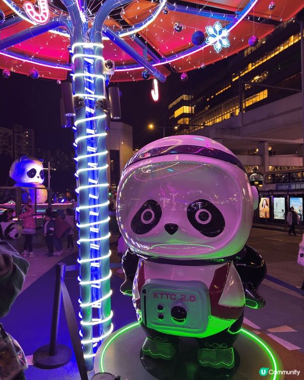 區區都有聖誕打卡位，觀塘區就有熊貓、聖誕樹和觀塘特式燈牌，行...