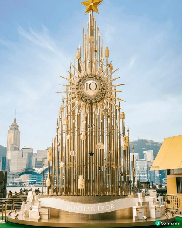 今年Dior聖誕樹🎄再度登場，以經典幸運星迎接聖誕，Dior...
