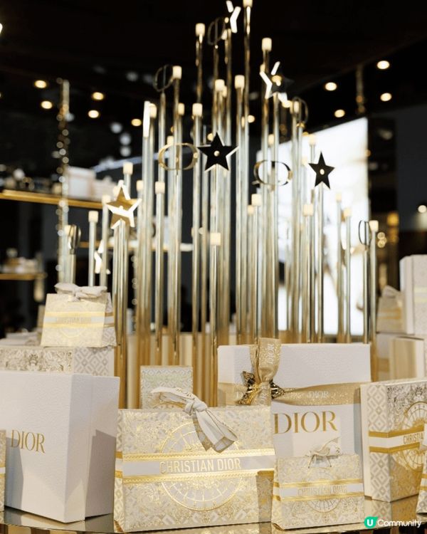 今年Dior聖誕樹🎄再度登場，以經典幸運星迎接聖誕，Dior...