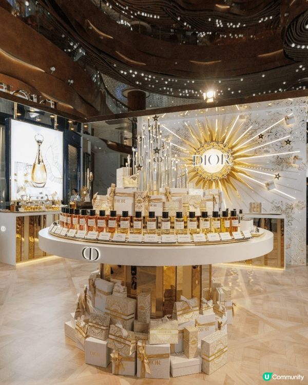 今年Dior聖誕樹🎄再度登場，以經典幸運星迎接聖誕，Dior...