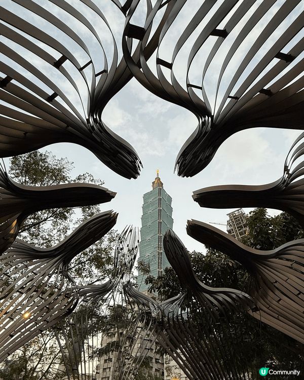 聖誕去了新北耶誕城，當然要上附近的台北101，這是不同角度嘅...