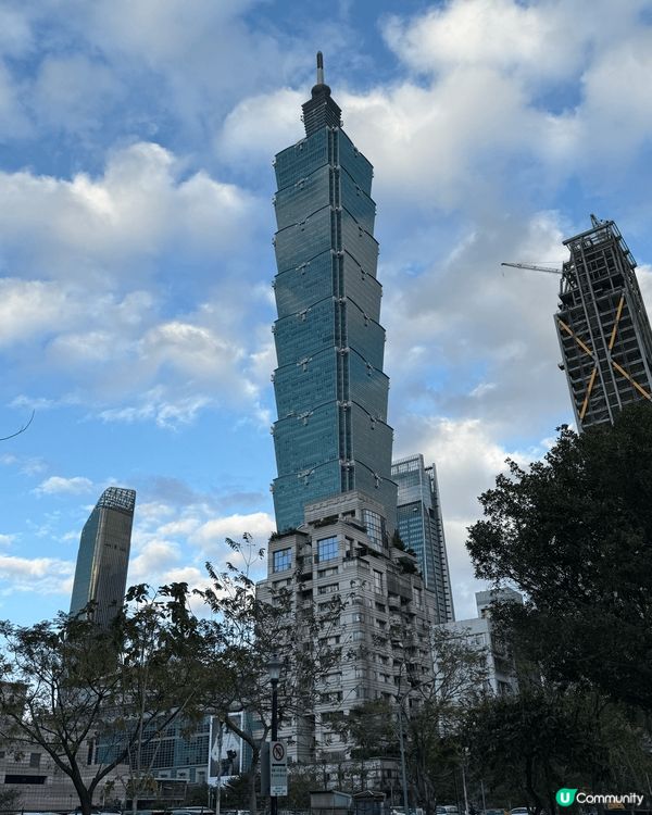 聖誕去了新北耶誕城，當然要上附近的台北101，這是不同角度嘅...