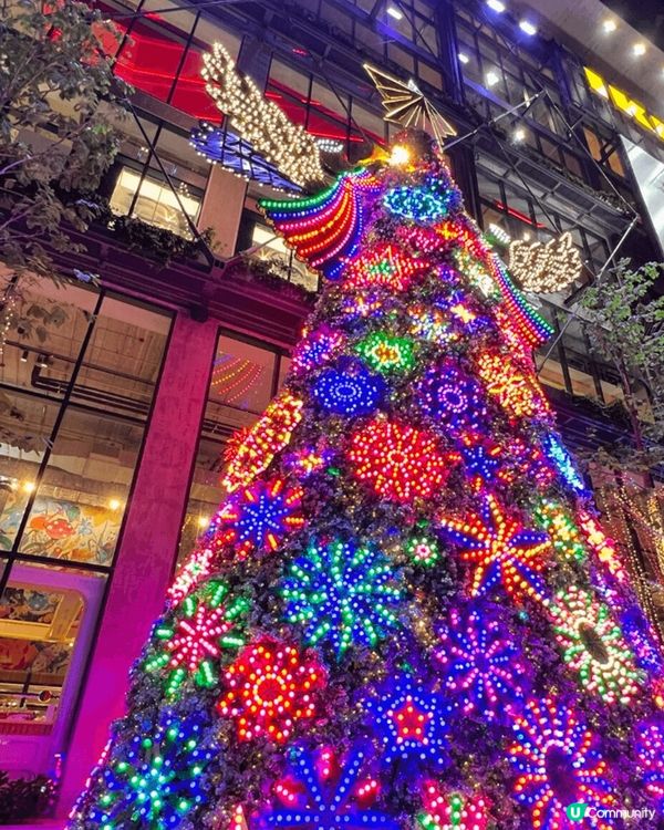 這三張圖片都是在泰國曼谷拍攝的，第一張圖片是Iconsiam...