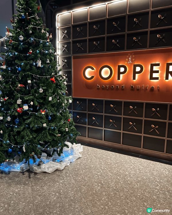 這三張圖片都是在泰國曼谷拍攝的，第一張圖片是Iconsiam...