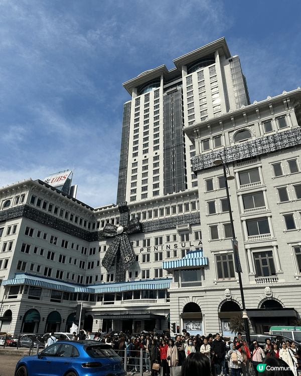 今年尖沙咀半島酒店外牆有個大型CHANEL聖誕佈置，巨型蝴蝶...