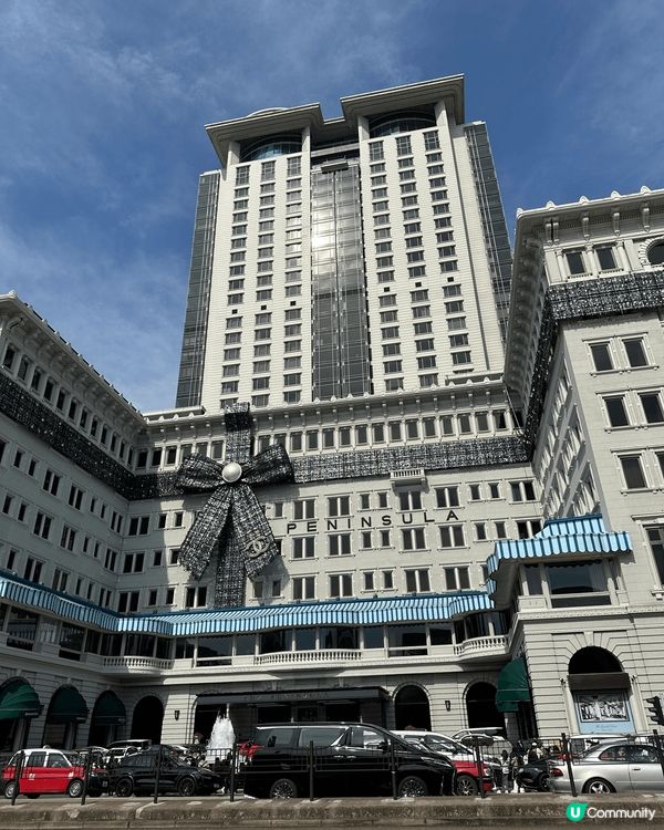 今年尖沙咀半島酒店外牆有個大型CHANEL聖誕佈置，巨型蝴蝶...