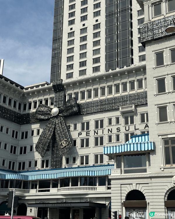今年尖沙咀半島酒店外牆有個大型CHANEL聖誕佈置，巨型蝴蝶...