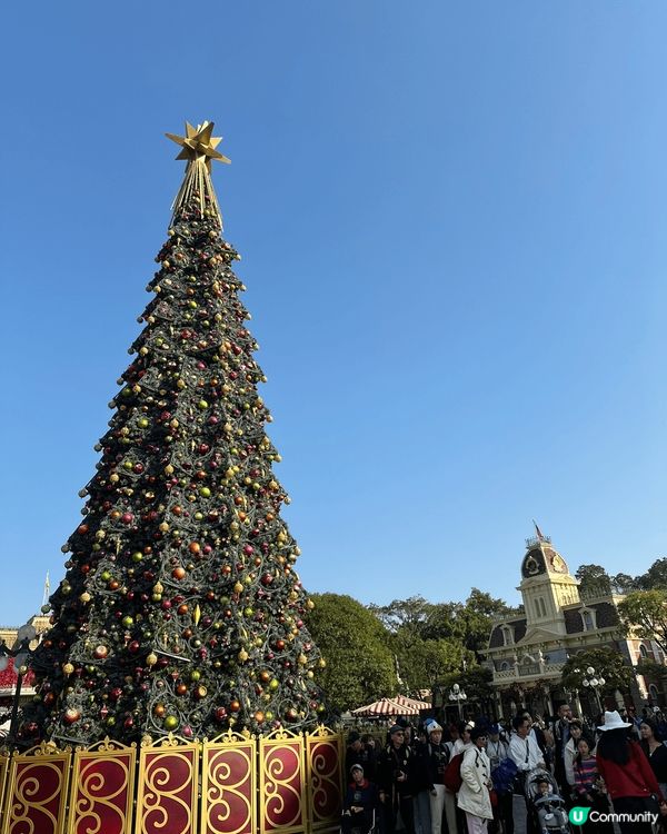 香港迪士尼度聖誕期間限定，每晚魔雪奇緣園區都會放雪，充滿北歐...