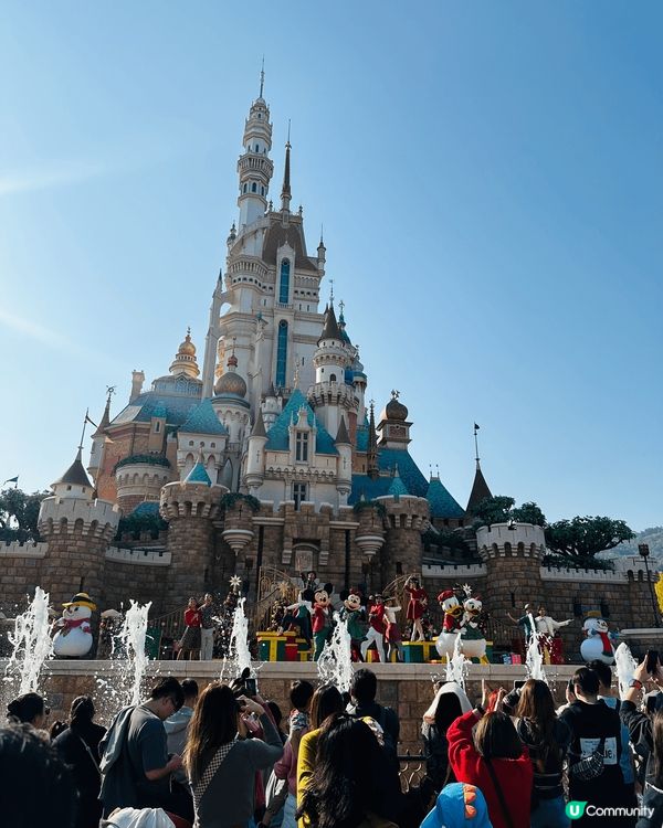 香港迪士尼度聖誕期間限定，每晚魔雪奇緣園區都會放雪，充滿北歐...