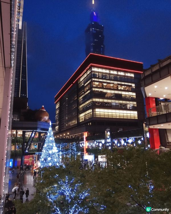 在聖誕季節，台北的商場變得特別迷人，充滿了節日的氛圍。商場內...