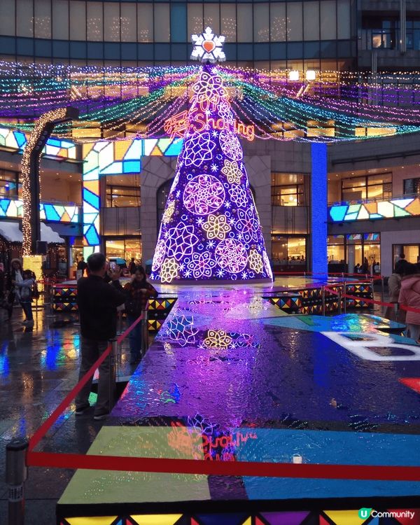 在聖誕季節，台北的商場變得特別迷人，充滿了節日的氛圍。商場內...