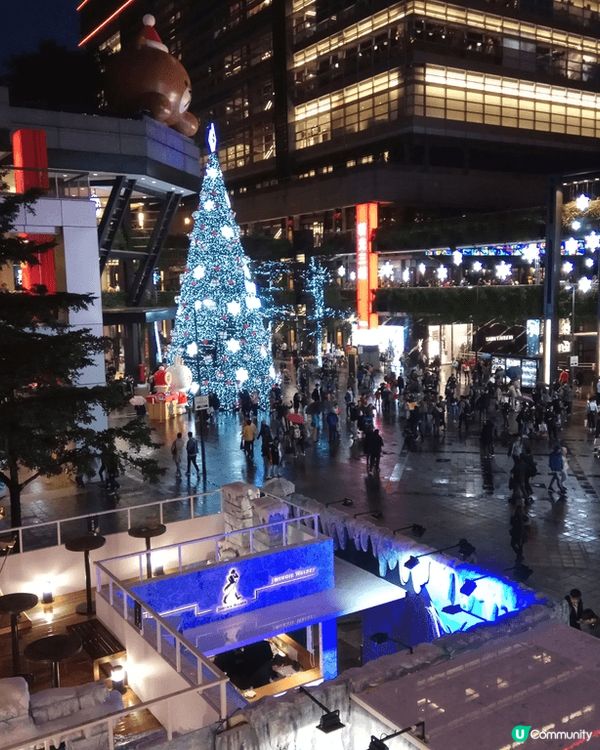 在聖誕季節，台北的商場變得特別迷人，充滿了節日的氛圍。商場內...