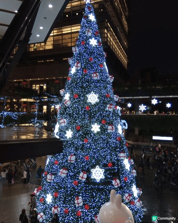 在聖誕季節，台北的商場變得特別迷人，充滿了節日的氛圍。商場內...