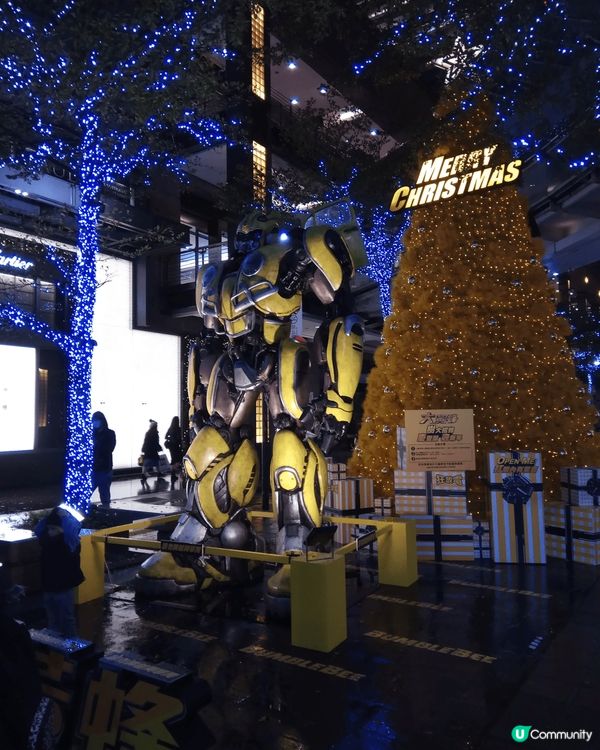 在聖誕季節，台北的商場變得特別迷人，充滿了節日的氛圍。商場內...