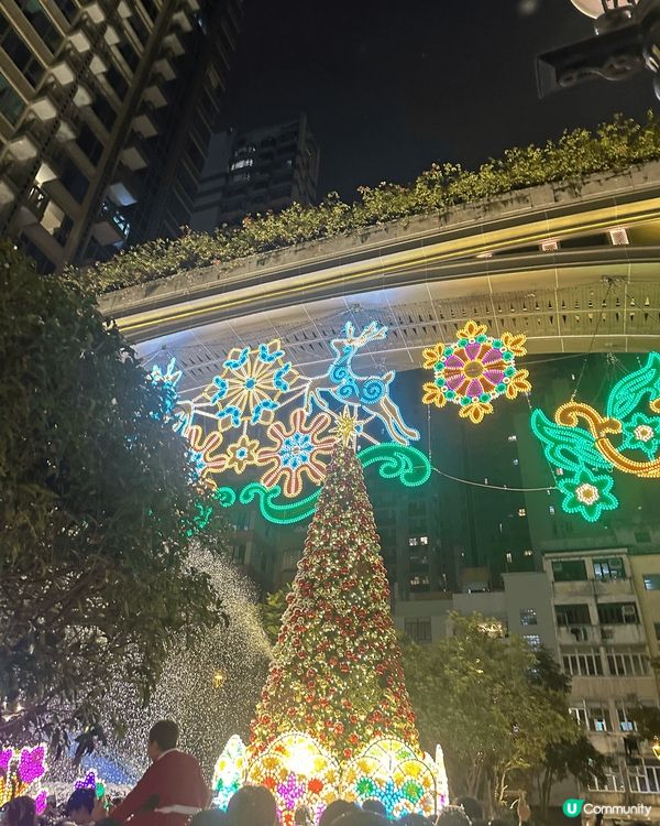 係灣仔利東街除左有8米聖誕樹之外，仲有飄雪匯演同埋歐陸主題燈...