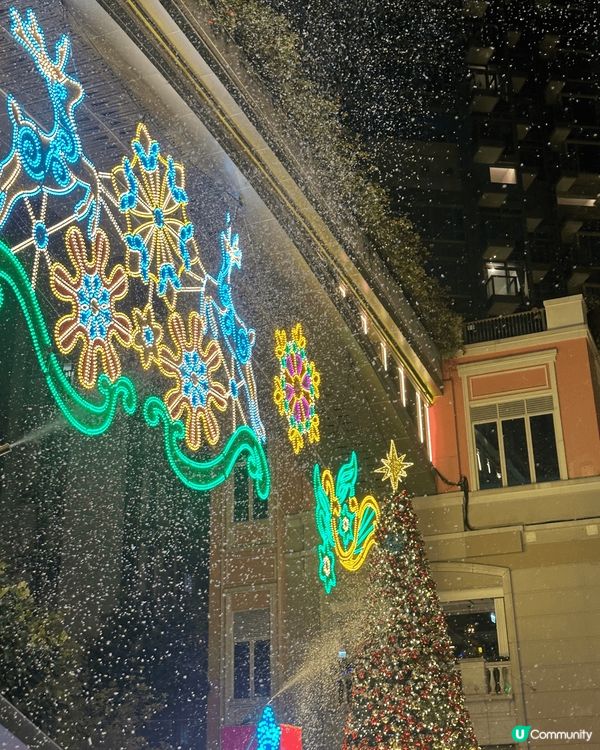 係灣仔利東街除左有8米聖誕樹之外，仲有飄雪匯演同埋歐陸主題燈...