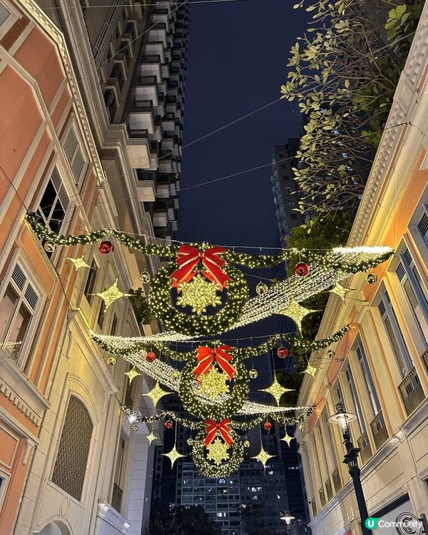 係灣仔利東街除左有8米聖誕樹之外，仲有飄雪匯演同埋歐陸主題燈...