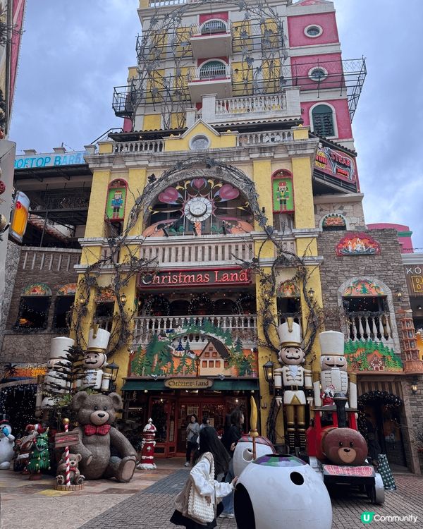 呢棵巨型聖誕樹裝飾得色彩斑斕，無論白天定夜晚，都是打卡嘅熱門...