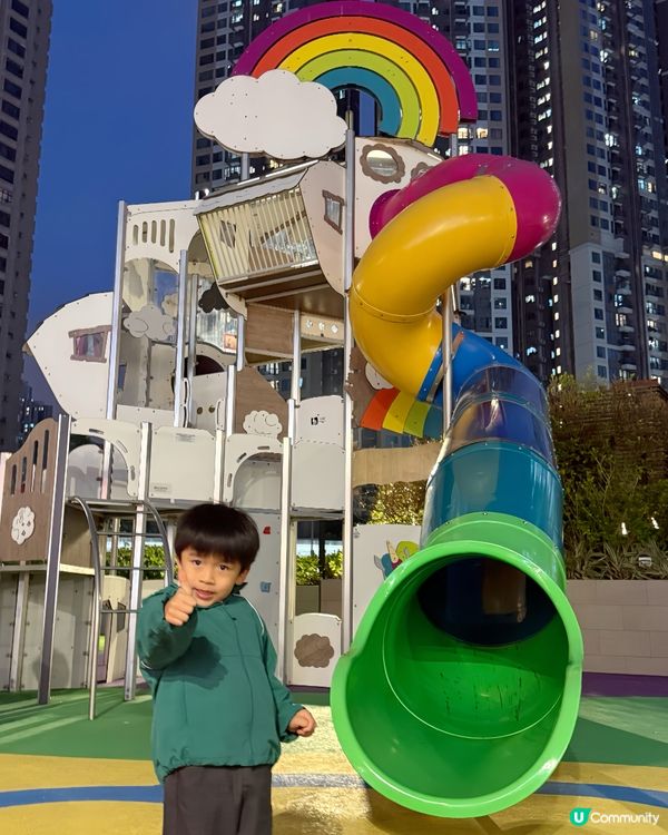 今日去開荃灣廣場, Adrian話想去5樓戶外公園玩, 見到...