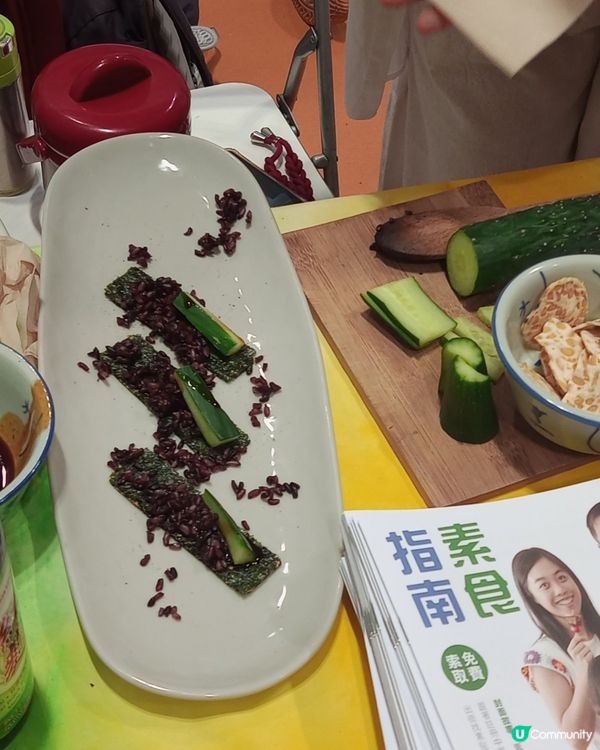 今天去會展參觀亞洲素食展，感覺遊人比往年多，攤位比往年多，美...