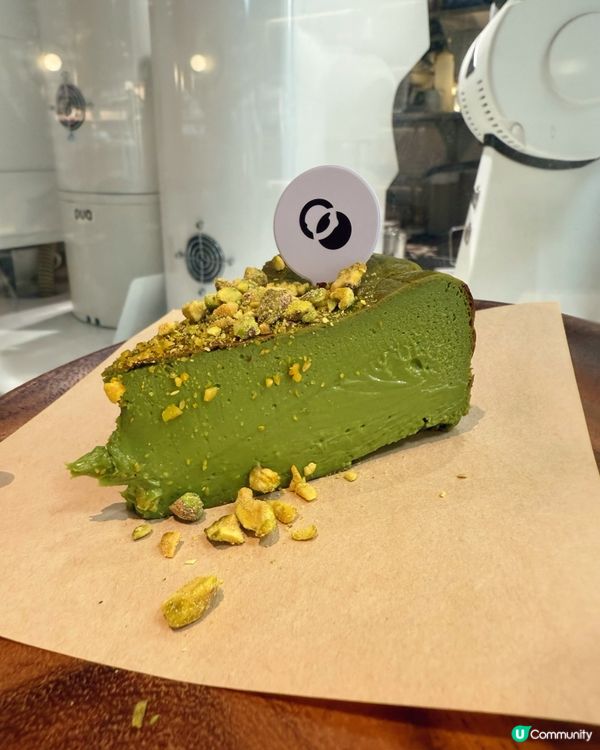 出色開心果流心芝士巴斯克蛋糕💚 靚靚拉花咖啡☕️