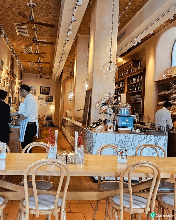 赤柱出名意大利菜 麵包鬆軟煙肉蛋benedict非常之好味環...