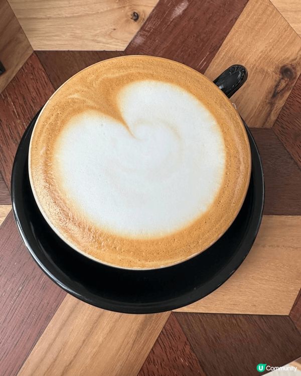 第一間Halfway Coffee位於上環摩羅上街26號華冠...