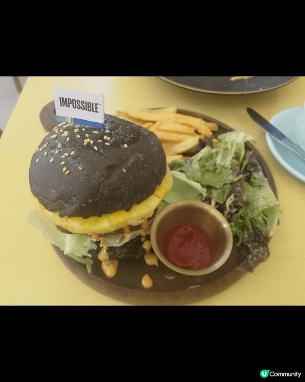 香港長沙灣貓貓cafe，價錢公道，也有很多款咖啡，還有很多貓...