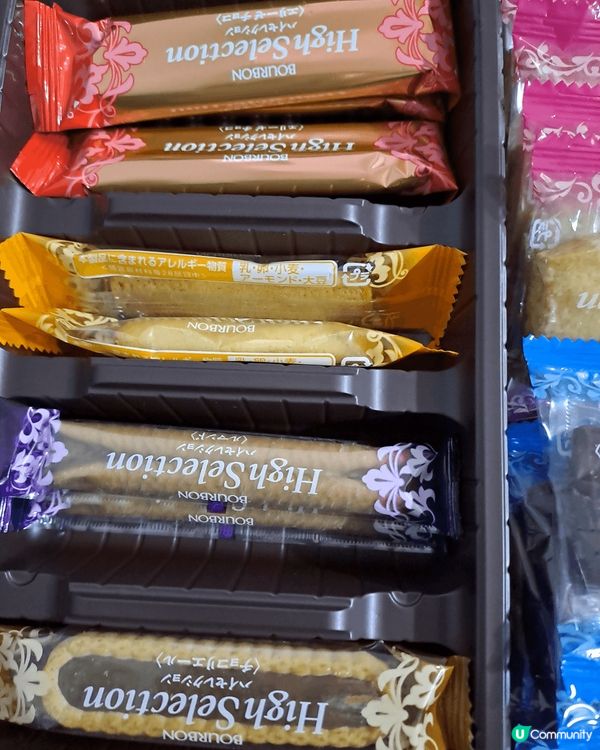 日式雜錦脆餅禮盒套裝，種類多不聲數，裡面有多款唔同朱古力威化...