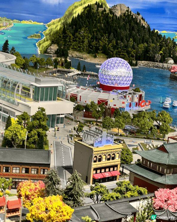 這裡是little Canada展區，製作非常細緻，將成個加...