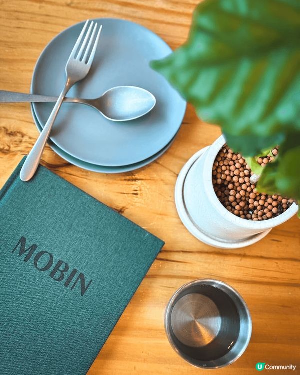 好少出嚟旺角食野，行到腳攰望上一樓見到一間Cafe被佢廚窗燈...