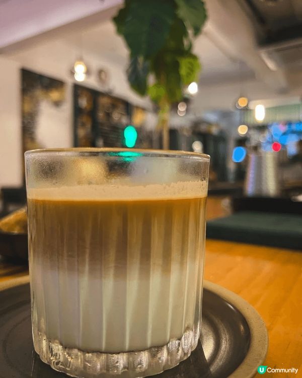 好少出嚟旺角食野，行到腳攰望上一樓見到一間Cafe被佢廚窗燈...