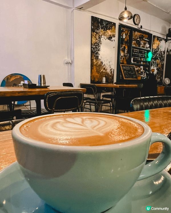 好少出嚟旺角食野，行到腳攰望上一樓見到一間Cafe被佢廚窗燈...