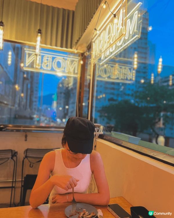 好少出嚟旺角食野，行到腳攰望上一樓見到一間Cafe被佢廚窗燈...