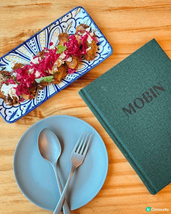 好少出嚟旺角食野，行到腳攰望上一樓見到一間Cafe被佢廚窗燈...