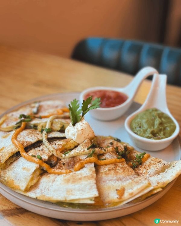 好少出嚟旺角食野，行到腳攰望上一樓見到一間Cafe被佢廚窗燈...