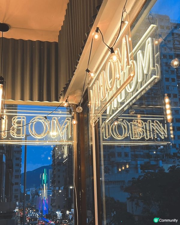 好少出嚟旺角食野，行到腳攰望上一樓見到一間Cafe被佢廚窗燈...