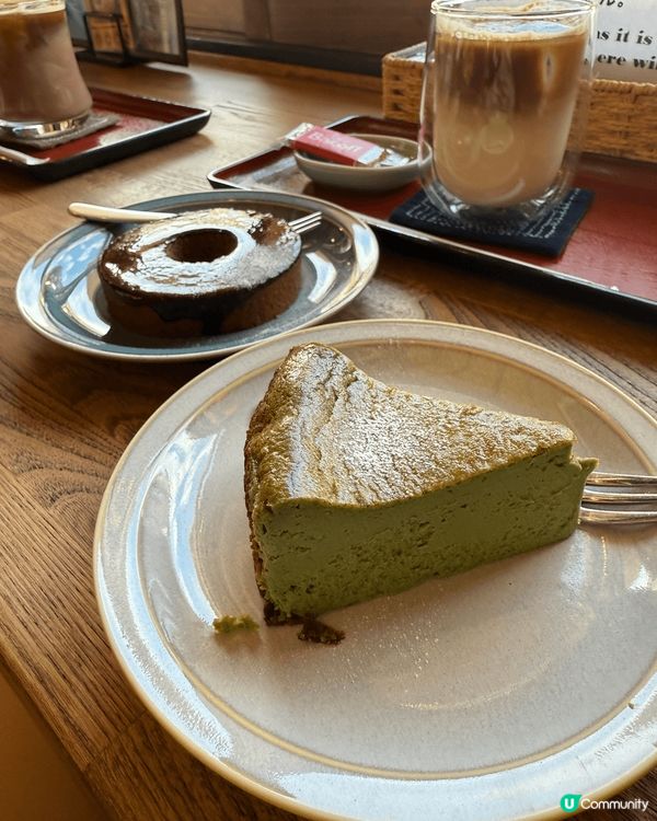 在高山和白川鄉的寧靜氛圍下，邊看著滿地的白雪，邊品嘗著抹茶蛋...