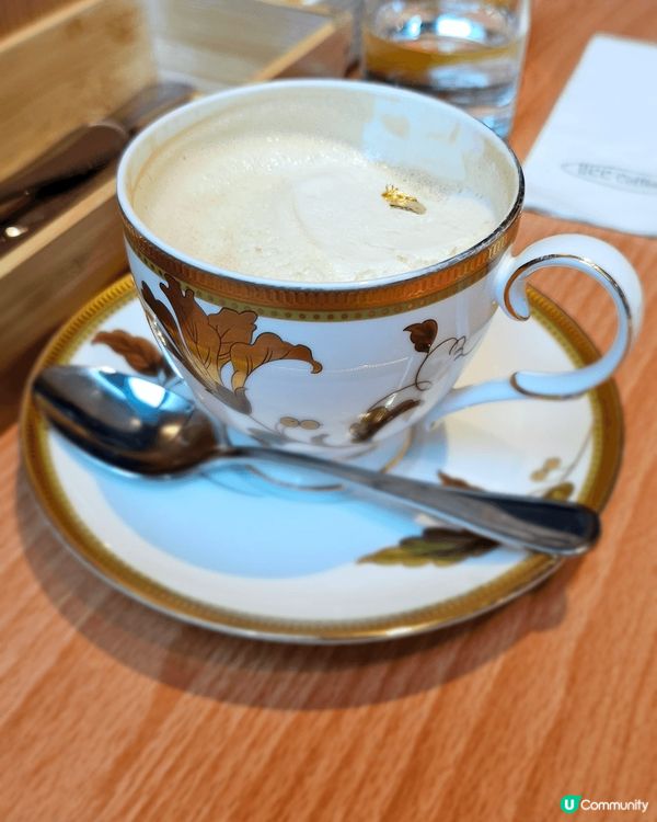 金箔炭燒咖啡上邊的忌廉10分軟綿綿，金箔高貴，咖啡香濃