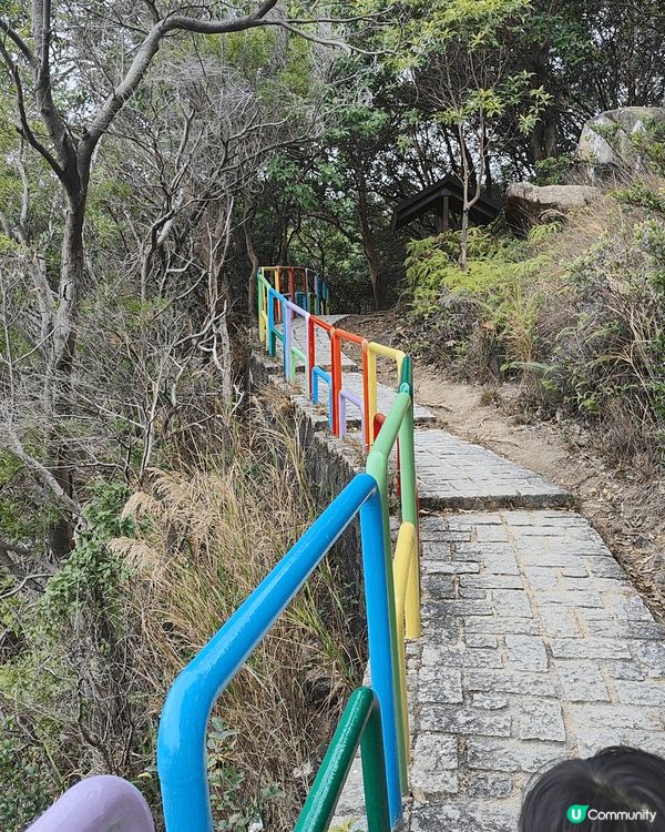 🌈屯門彩虹欄桿，由輕鐵杯渡站起步，慢慢行上去都唔算太辛苦。彩...