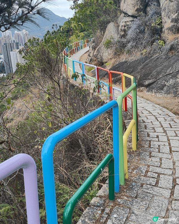 🌈屯門彩虹欄桿，由輕鐵杯渡站起步，慢慢行上去都唔算太辛苦。彩...