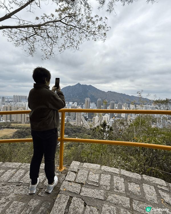 🌈屯門彩虹欄桿，由輕鐵杯渡站起步，慢慢行上去都唔算太辛苦。彩...