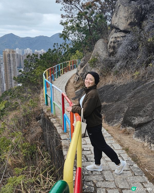 🌈屯門彩虹欄桿，由輕鐵杯渡站起步，慢慢行上去都唔算太辛苦。彩...