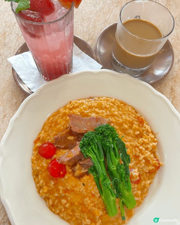 Phi餐廳位於尖沙咀，店內裝修是木系小清新風格，十分舒適，環...