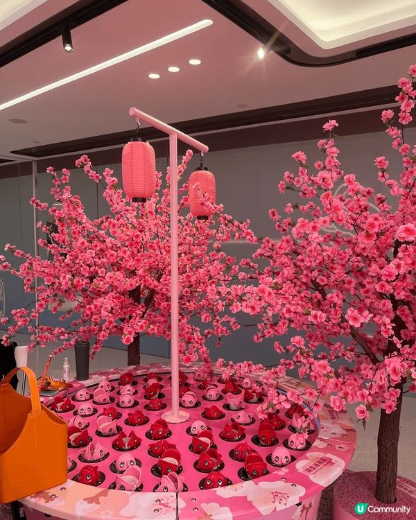 沙田新城市廣場的新年佈置桃花開運庭園有四米高的幻彩桃花樹，可...