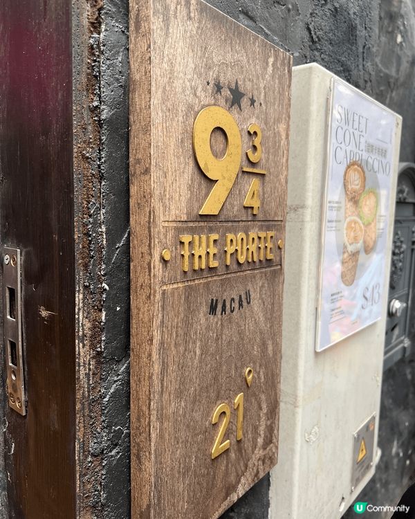 一個特別的打卡地方，在窗前同咖啡師選購了想要的咖啡後，咖啡師...